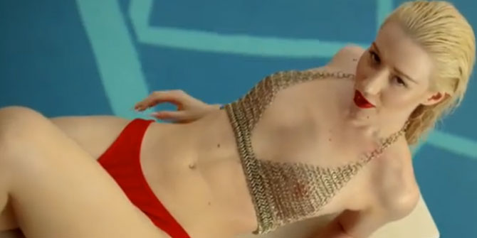 Cesur şarkıcı sosyal medyayı salladı