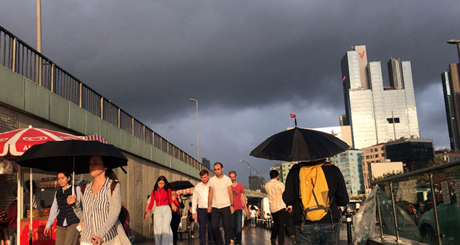 İstanbul'da beklenen yağış etkisini göstermeye başladı...