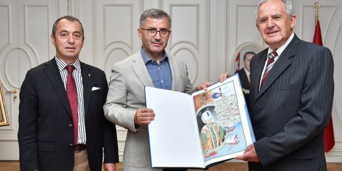 Macarlar Darülaceze için geldi