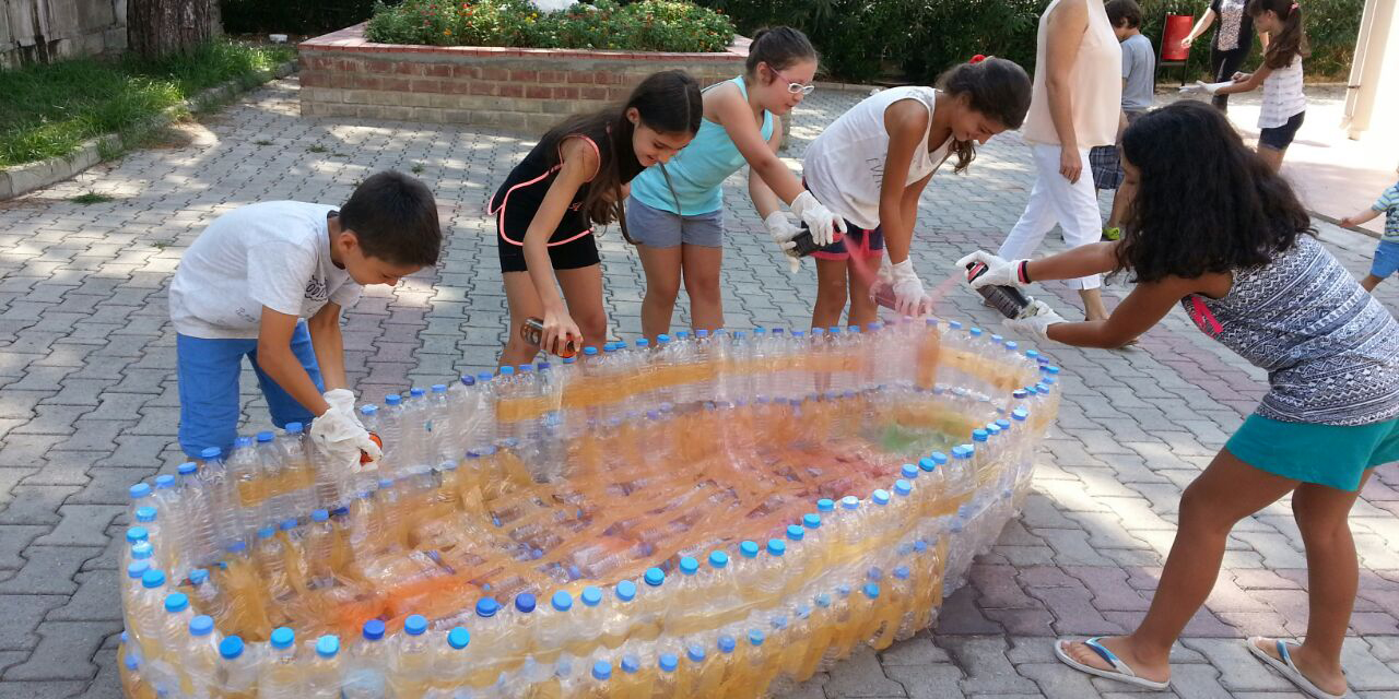 Pet şişelerden sandal yaptılar