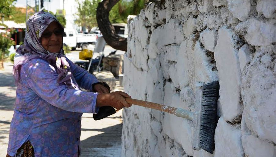 KÖYDE SOKAK BOYAMA ŞENLİĞİ VAR