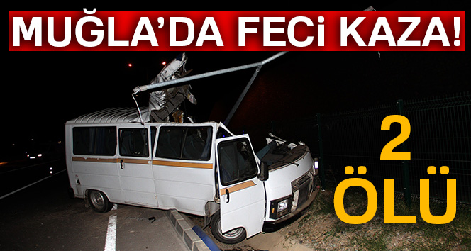 Elektrik direğine çarpan minibüs parçalandı.