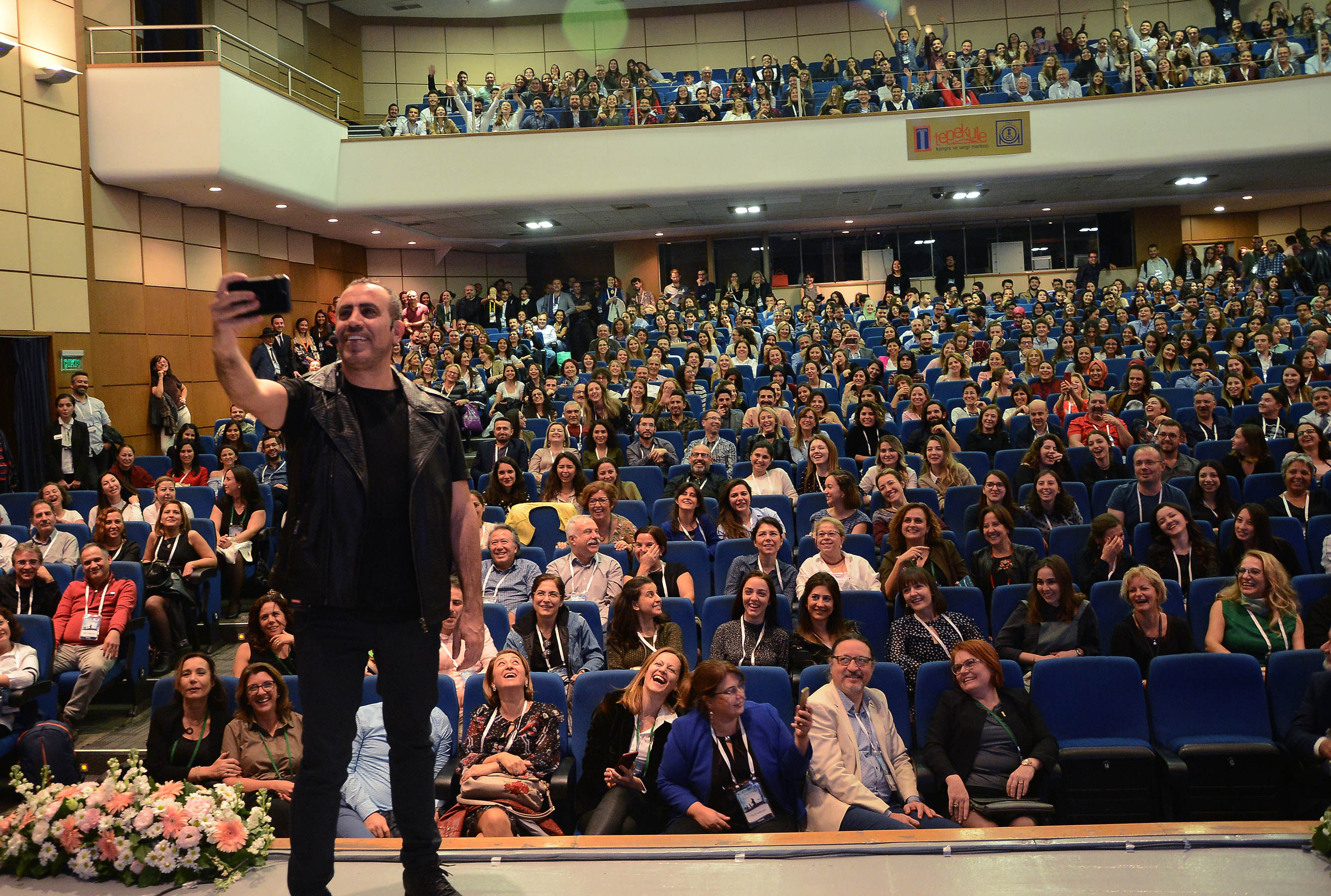 Haluk Levent diş hekimlerini kahkahaya boğdu.