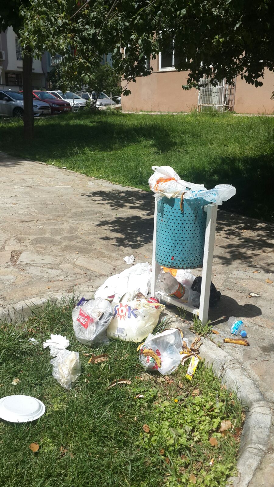 Gaziemir'de hayvanların aç bırakıldığı parkta, insanlar da çöp içinde bırakıldı
