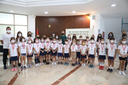 rektor-hotar-okullarina-kavusan-miniklerle-bulustu-1.jpeg