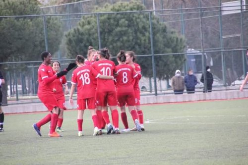 konak-belediyesi-kadin-futbol-takimi-sivassporu-2-0-maglup-etti-2.jpeg