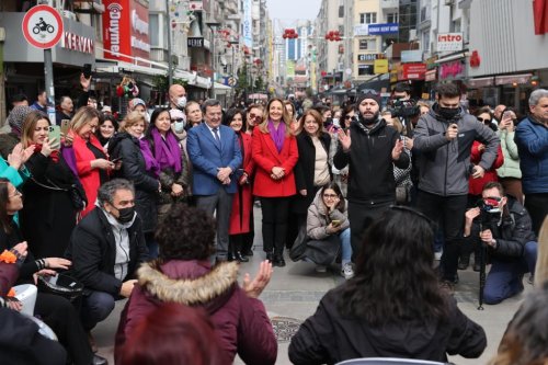 konak-belediyesi-kadinlar-gunu-programi-konakli-kadinlardan-flashmob-gosterisi-1.jpeg