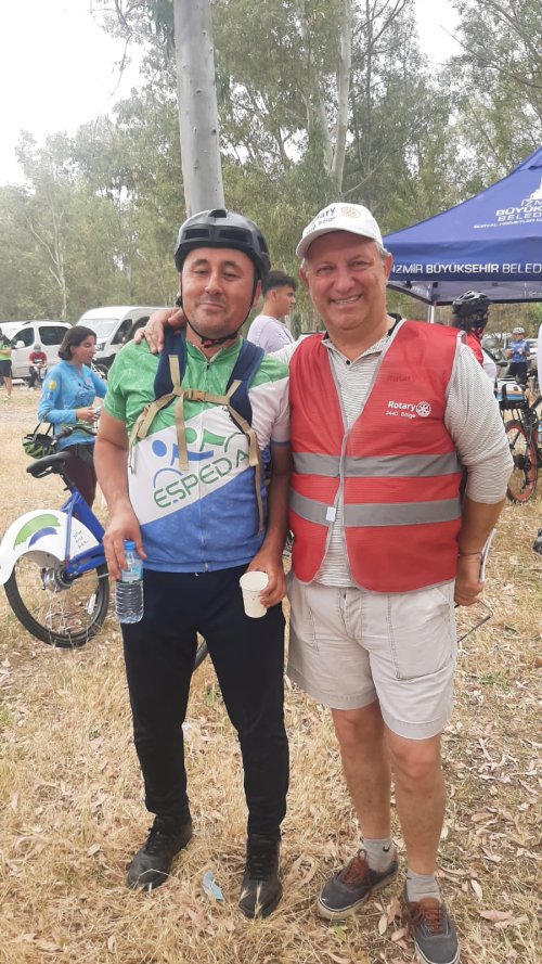 9-eylul-rotary-bisiklet-senligi-foto-5-dokuz-eylul-rotary-kulubu-baskani-metin-yorgancioglu-sagda.jpg