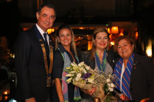 alsancak-rotary-devir-teslim-foto-3-mustafa-nafiz-esra-delen-betul-elmasoglu-aysegul-kurtel.jpg