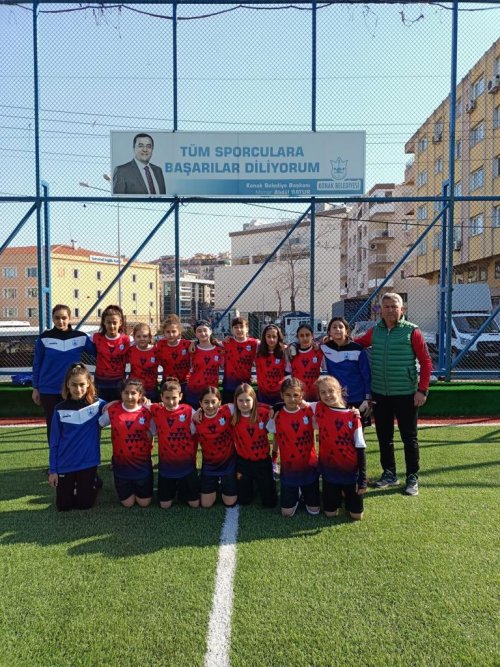 konak-kiz-futbol-takimi-firtina-gibi-4.jpg
