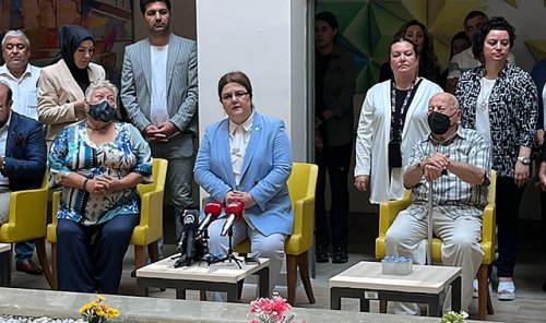 aile-ve-sosyal-hizmetler-bakani-derya-yanik-pandemi-doneminde-yaslilarimizi-yalniz-birakmadik-6425.jpg
