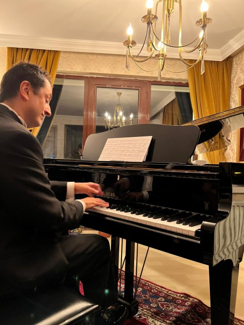 piyanonun-seytani-melegi-chopin-ile-sahnede-foto-1-piyanist-emre-sen.jpeg