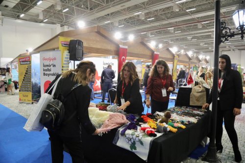 turizm-fuarinda-bayrakli-standina-buyuk-ilgi3.jpeg