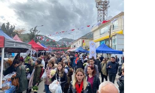 Karaburun'da üreticinin yüzü güldüren festival devam ediyor!