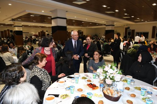 karabaglar-belediyesi-semt-merkezi-kadinlarina-iftar-2-1.jpg
