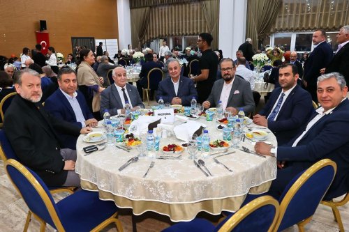 konakin-geleneksel-iftar-sofrasinda-dayanisma-vurgusu-7.jpeg
