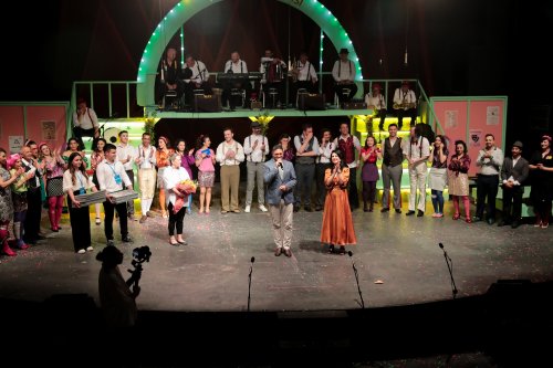 12-aliaga-belediye-tiyatrosu-oyuncularindan-muhtesem-performans.jpg