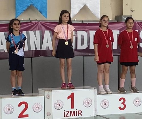 bayraklili-sporculardan-badminton-basarisi-2.jpg
