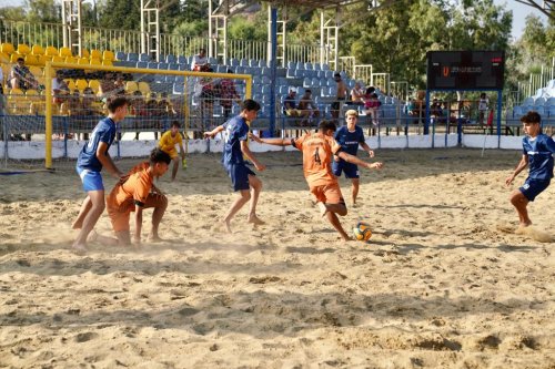 seferihisar-plaj-futbol-2.jpg