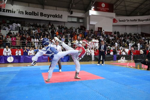bayraklida-cumhuriyet-coskusu-sporla-basladi-1.jpg