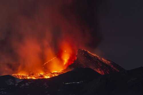 close-up-mt-etna-eruption-etnaerupt0222-5c6b93b06fac438ba33a6e797c9cf47d.jpg