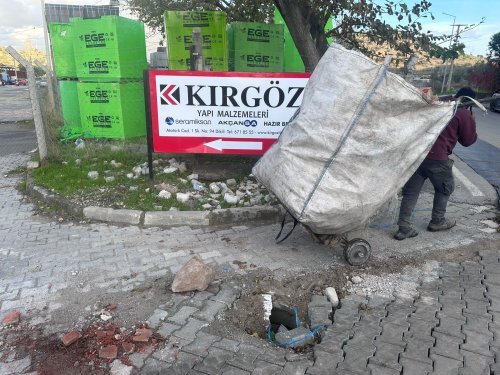 İzmir'in yazlık beldesi Dikili çöple doldu!