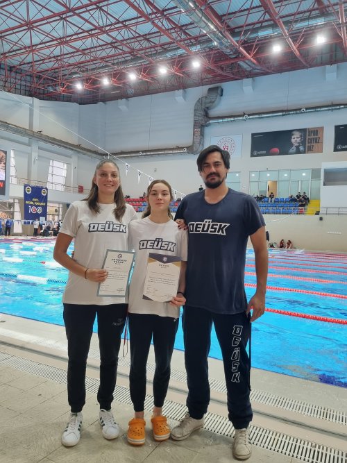 1-deu-spor-kulubu-yuzme-antrenoru-aysegul-emir-derin-akar-ve-antrenor-deniz-bora-alkan.jpeg