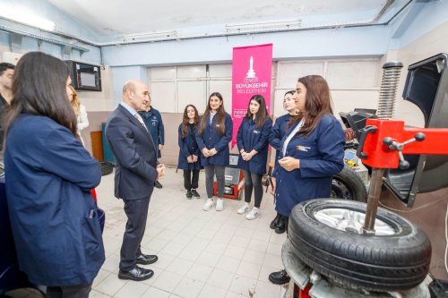 İzmir Büyükşehir Belediyesi otomotiv sektörüne kadın ustalar yetiştirdi -  EĞİTİM - Oluşum Haber Gazetesi