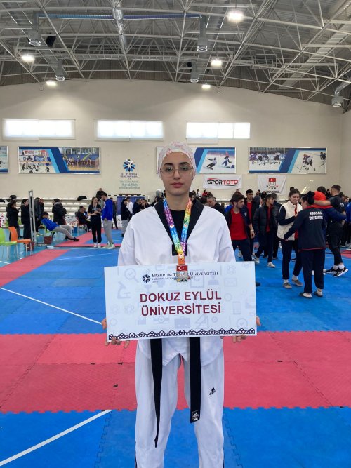 deu-necat-hepkon-spor-bilimleri-fakultesi-ogrencisi-hayrunnisa-izmir-sampiyonadan-gumus-madalya-ile-dondu-001.jpeg