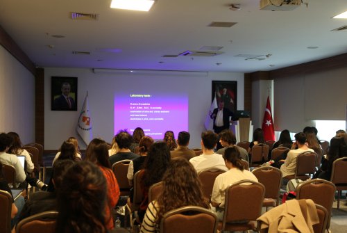 prof-dr-zima-ogrencilere-bobrek-fonksiyon-testleri-laboratuvar-tibbinin-gelecegi-alkol-metabolizmasi-ve-oksidatif-stres-konularinda-sunum-yapti-1.jpg