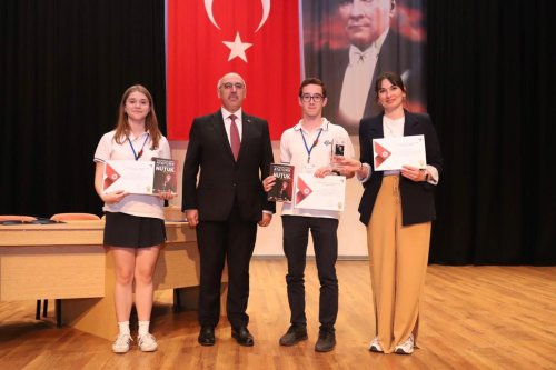 etkinlikte-sunumlariyla-basariya-uzanan-lise-ogrencilerine-nutuk-hediye-edildi.jpeg