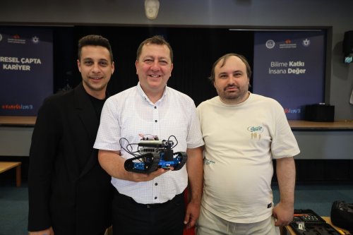 prof-dr-gokhan-kilic-ortada-arama-kurtarma-robotunun-prototipini-hazirlayan-ogrencileri-tebrik-etti.jpg