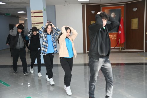 buyuksehir-belediyesinden-ogrencilere-yonelik-deprem-tahliye-tatbikati-8.jpeg