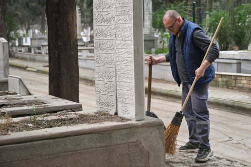 mezarliklara-temizlik-ve-bakim-8.jpg