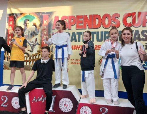 aliagali-karateciler-aspendos-cup-karate-turnavasinda-1.jpeg