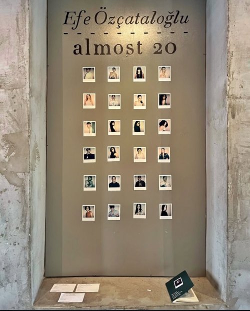 izmir-ekonomi-universitesi-ieu-gorsel-iletisim-tasarimi-bolumu-ogrencisi-efe-ozcataloglu-yillardir-suregelen-fotograf-tutkusunu-almost-20-adli-ozel-bir-sergiyle-taclandirdi-1.jpg