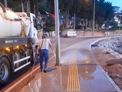 belediyemiz-temizlik-isleri-mudurlugu-ekiplerince-ilcemiz-genelinde-sahil-sokak-cadde-park-temizlik-calismalari-yapilmaktadir-daha-yasanabilir-bir-urla-icin-calismalarimiz-devam-edecek-5.jpg