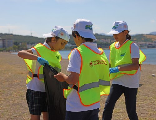 aliagada-ogrencilerle-kiyi-temizligi-ve-geri-donusum-egitimi-12.jpg
