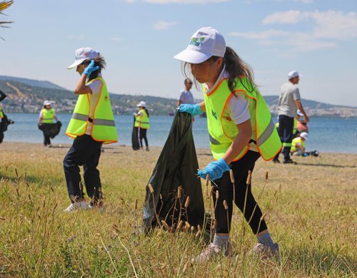 aliagada-ogrencilerle-kiyi-temizligi-ve-geri-donusum-egitimi-6.jpg