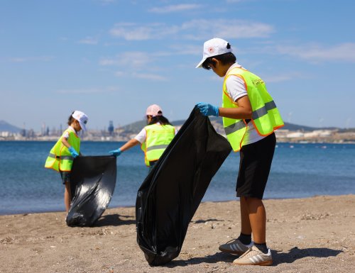 aliagada-ogrencilerle-kiyi-temizligi-ve-geri-donusum-egitimi-7.jpg