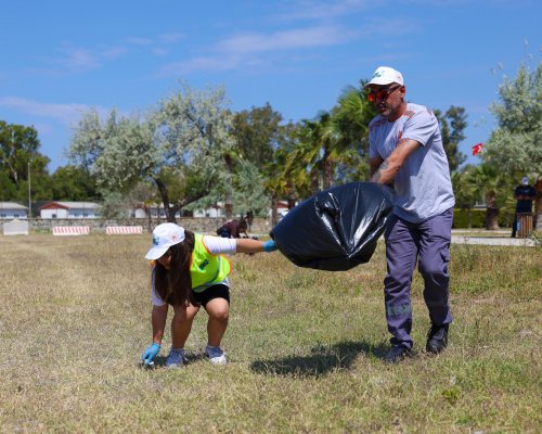 aliagada-ogrencilerle-kiyi-temizligi-ve-geri-donusum-egitimi-8.jpg