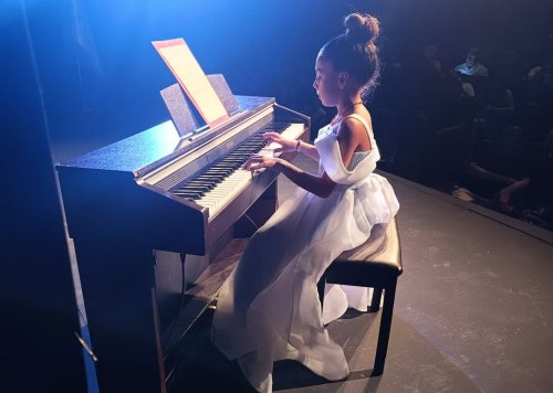urla-belediye-konservatuvari-ogrencileri-sahnede-hunerlerini-sergilediurla-ataturk-kultur-merkezinde-duzenlenen-piyano-dinletisi-etkinliginde-konservatuvar-ogrencilerimiz-yeteneklerini-sergiledi-izleyi-3.jpg