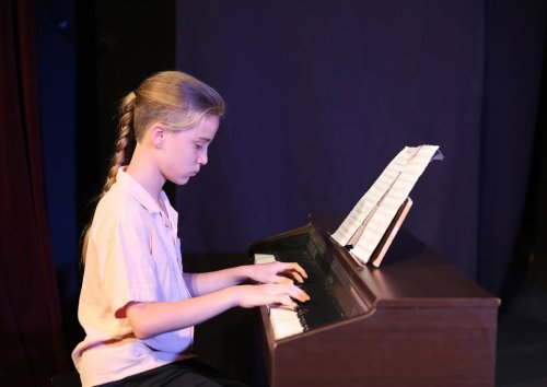urla-belediye-konservatuvari-ogrencileri-sahnede-hunerlerini-sergilediurla-ataturk-kultur-merkezinde-duzenlenen-piyano-dinletisi-etkinliginde-konservatuvar-ogrencilerimiz-yeteneklerini-sergiledi-izleyi-6.jpg