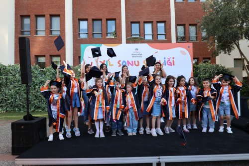 izmirin-vakif-universitesine-ait-tek-anaokulu-olan-izmir-ekonomi-universitesi-ieu-beyaz-kosk-anaokulunda-yil-sonu-senligi-ve-mezuniyet-coskusu-yasandi-1.jpeg