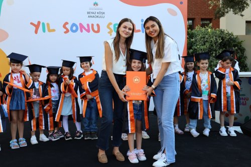 izmirin-vakif-universitesine-ait-tek-anaokulu-olan-izmir-ekonomi-universitesi-ieu-beyaz-kosk-anaokulunda-yil-sonu-senligi-ve-mezuniyet-coskusu-yasandi-2.jpeg