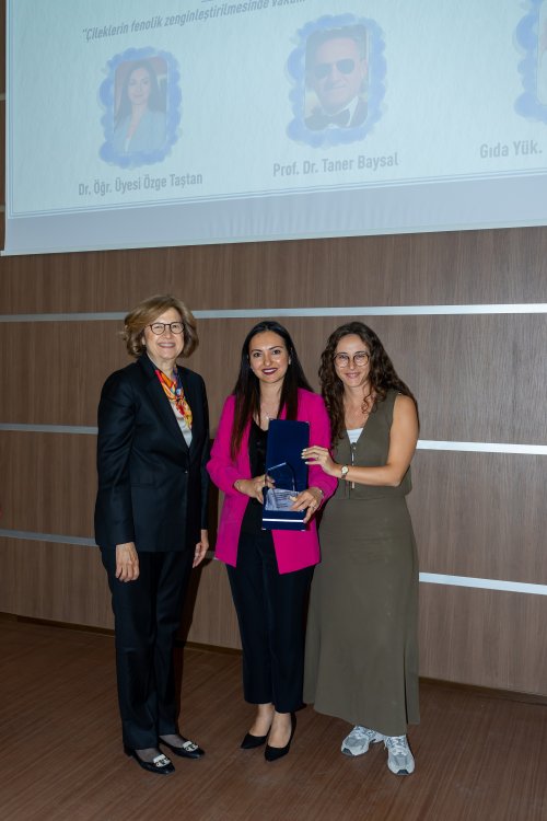 pinar-enstitusu-yonetim-kurulu-baskani-idil-yigitbasi-yeditepe-universitesi-gida-muhendisligi-bolumunden-ozge-tastana-birincilik-odulunu-takdim-etti.jpg