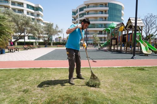 gaziemirin-parklarinda-yogun-calisma-5.jpg