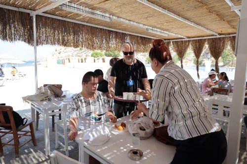 konak-belediyesi-engelli-bireyler-ve-ailelerini-denizle-bulusturdu-4.jpeg