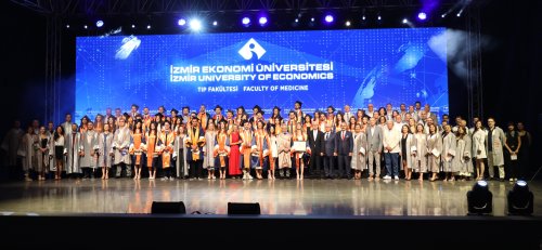 izmir-ekonomi-universitesi-ieu-tip-fakultesindeki-egitimlerini-basariyla-tamamlayan-44-genc-hekim-diplomalarina-kavustu.jpeg