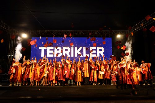 kariyer-yapmak-istedikleri-alanlarda-uzmanlik-kazanan-ogrenciler-cubbelerini-giyip-keplerini-havaya-firlatarak-mutluluklarini-doyasiya-yasadi-2.jpg